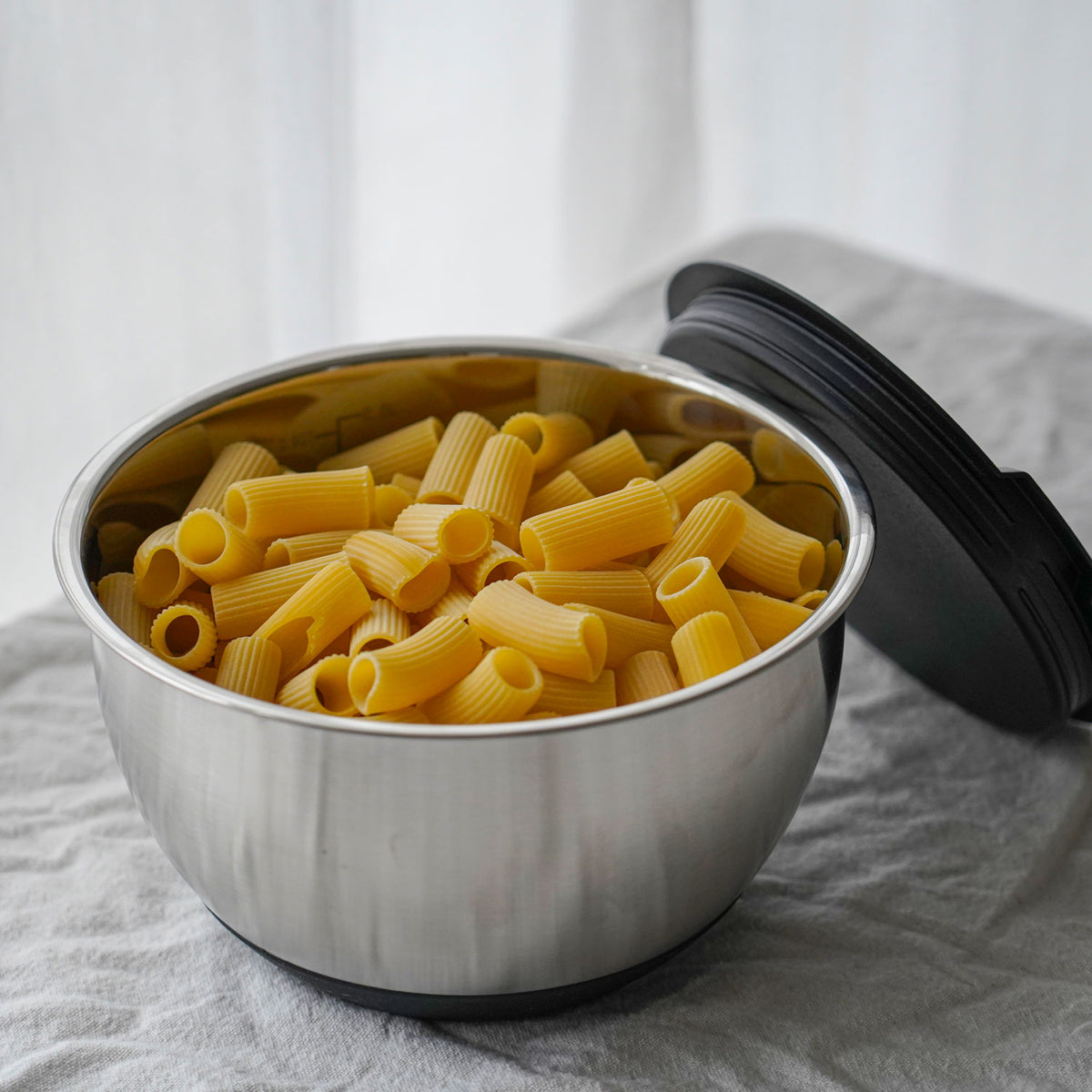 Roestvrijstalen kom met pasta