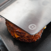 Close-up van een Smasher op een gegrilde sandwich