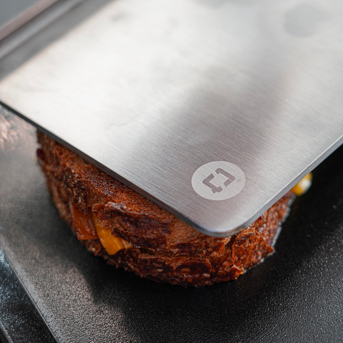 Close-up van een Smasher op een gegrilde sandwich