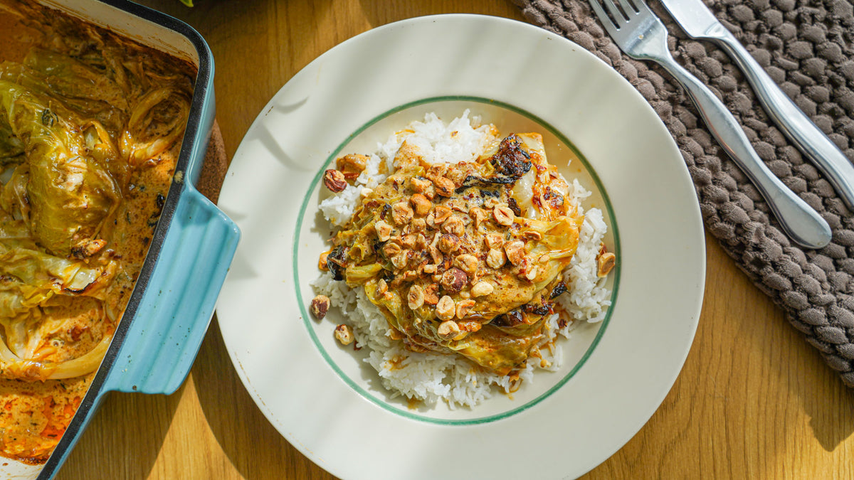 In boter gebakken spitskool in romige parmezaan-roomsaus