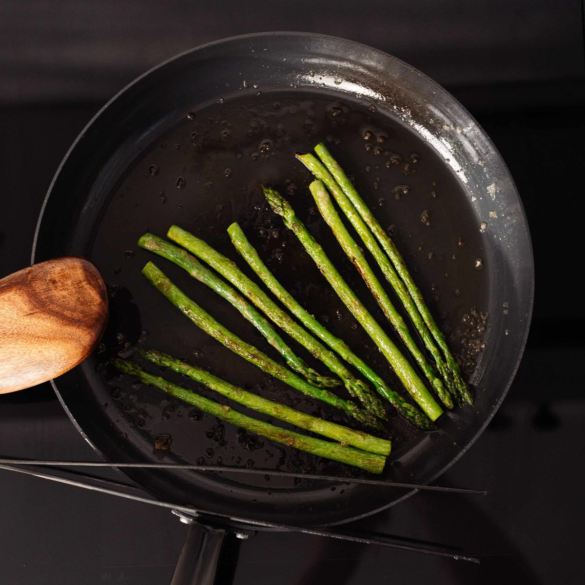 Asperges in een carbonstalen pan