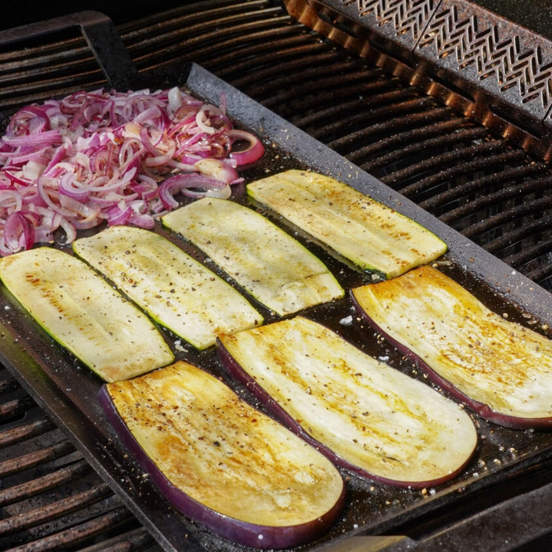 Rode ui en aubergine op bakplaat op de grill