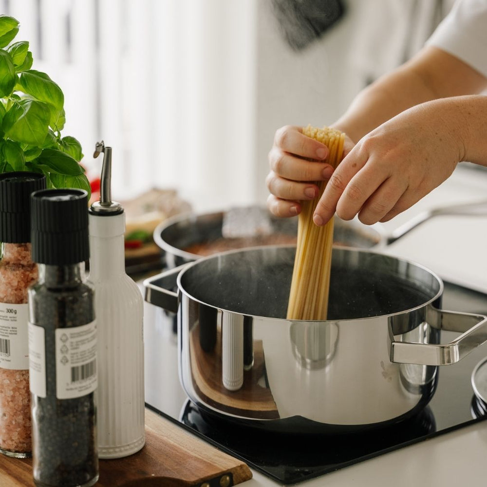 Pan met spaghetti op fornuis