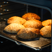 Zuurdesembroodjes op bakstaal in de oven