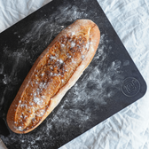 Zuurdesembrood op een bakstaal van carbonstaal