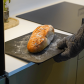 Zuurdesembrood op bakstaal in de keuken