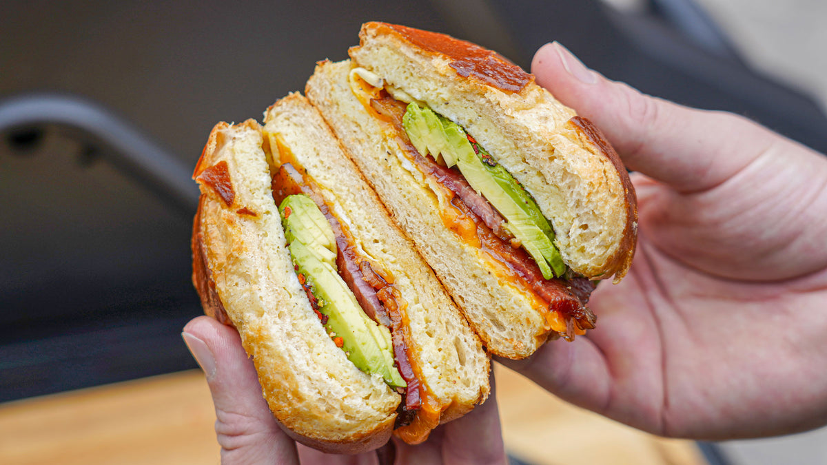 Ontbijtbrioche met ei, cheddar, bacon & avocado