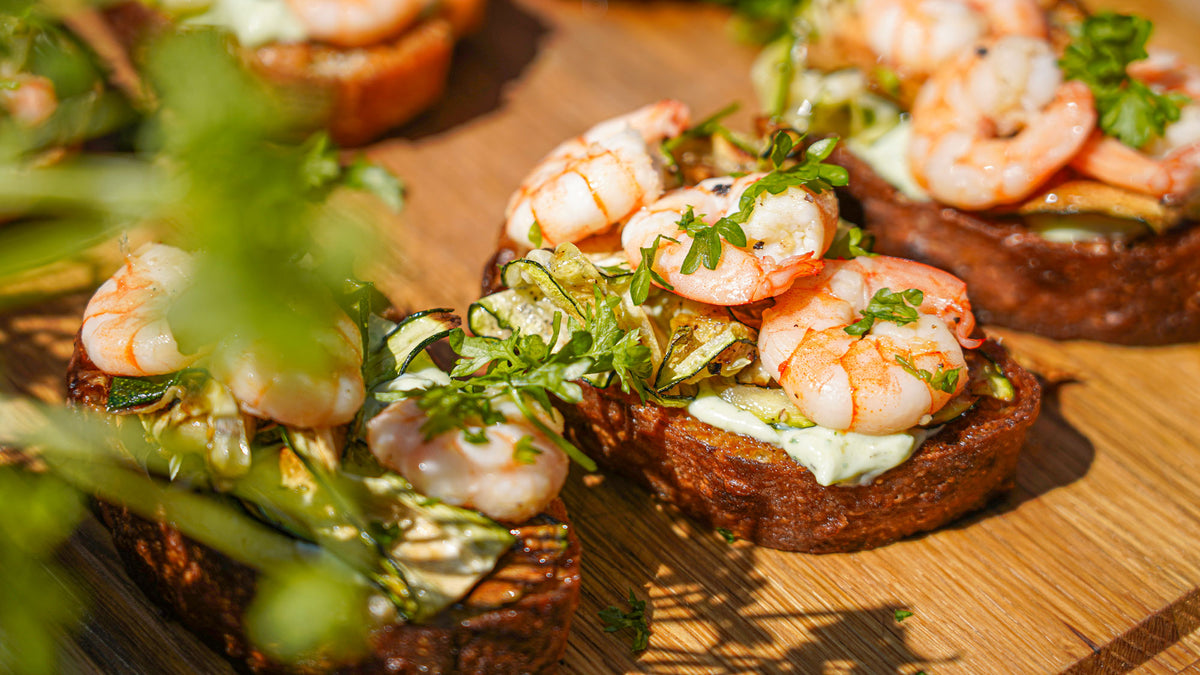 Bruschetta met ricotta, courgette, gamba's & citroen