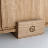 Snijplank in houder op tafel