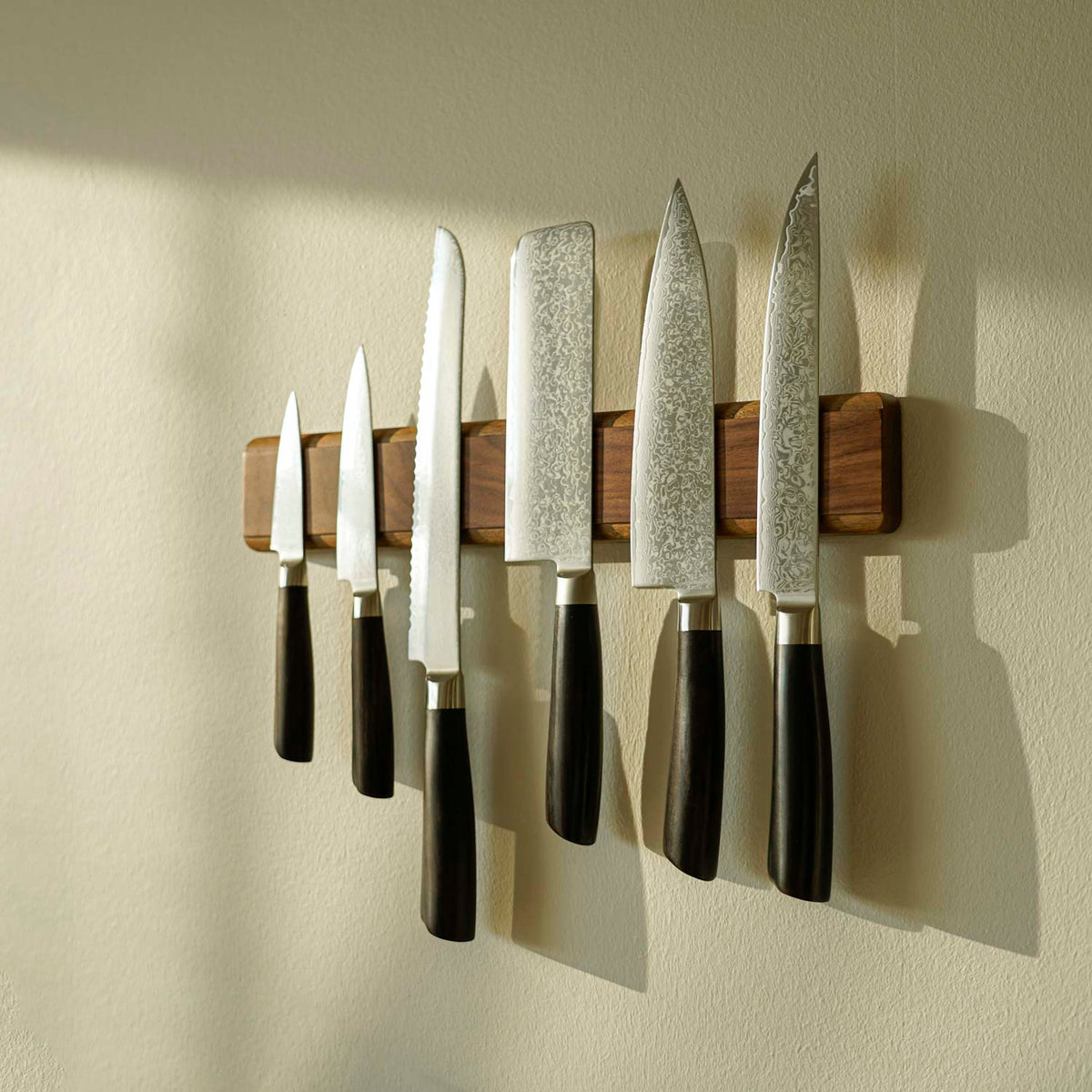 Magnetische messenstrip aan de muur met 7 messen 