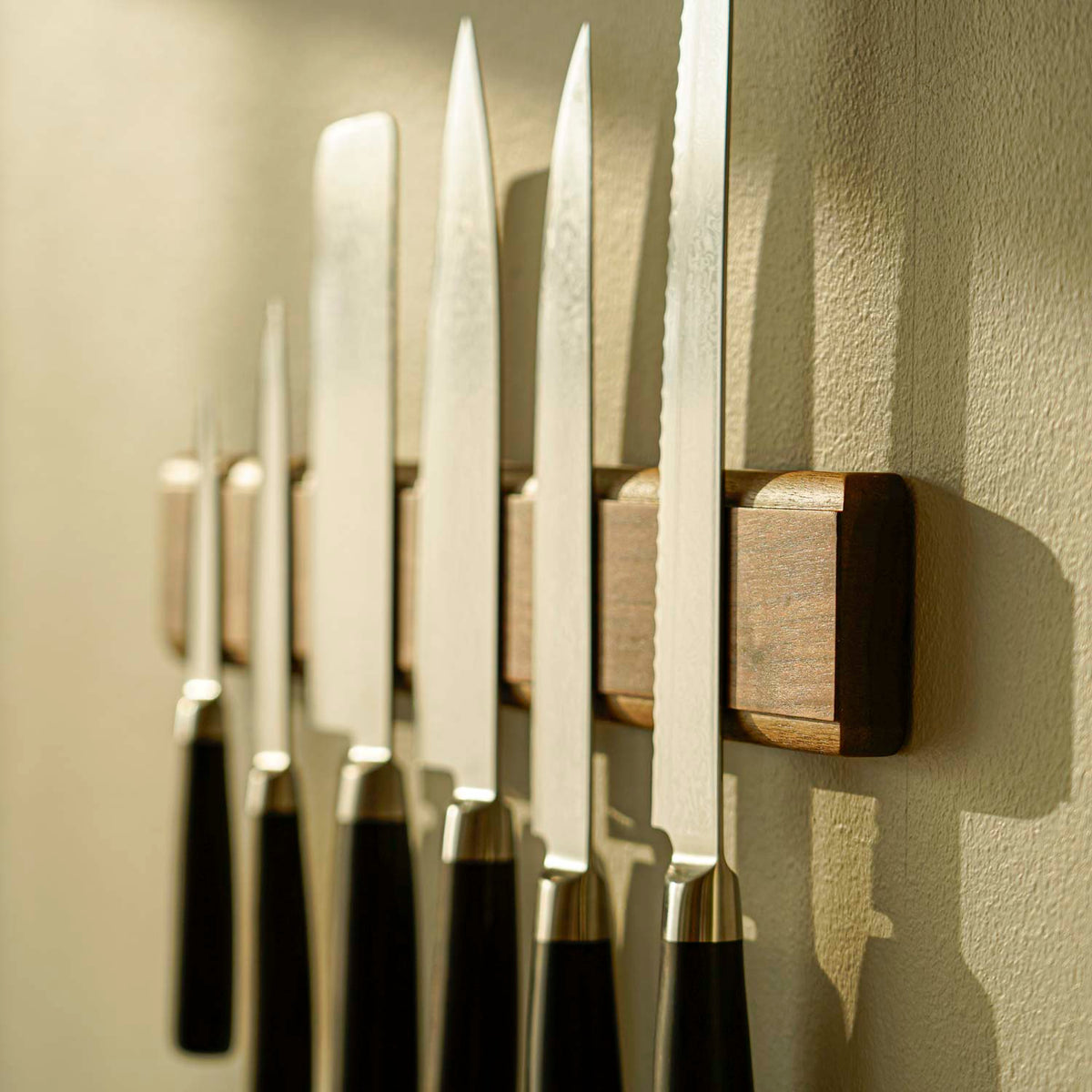 Messenmagneet voor aan de muur met 7 messen