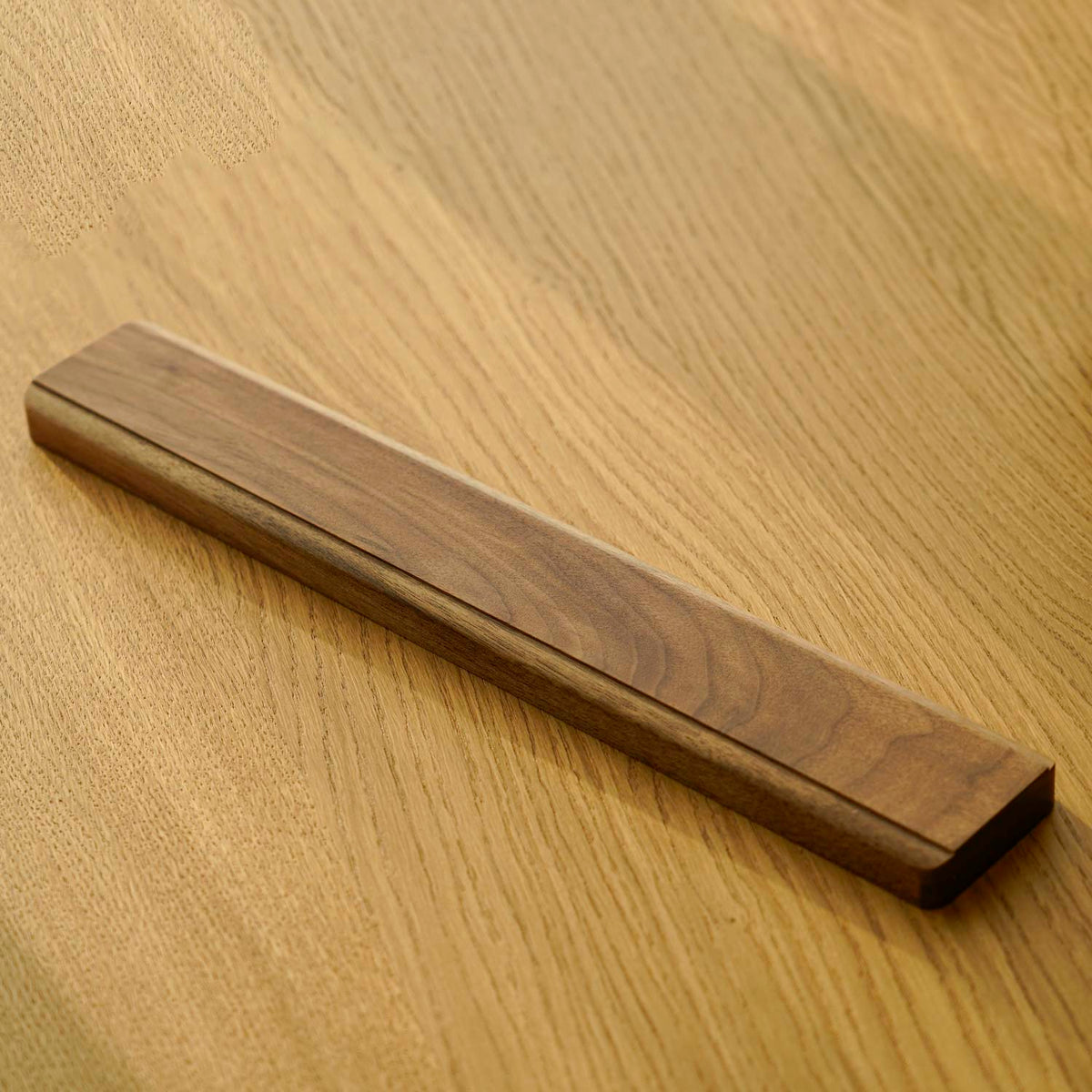 Messenmagneet van walnotenhout voor aan de muur