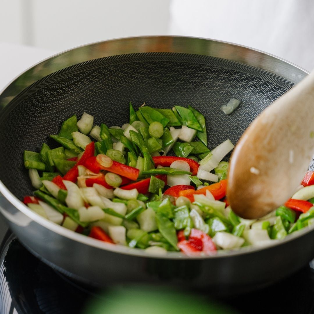 Wok met groenten op het fornuis 