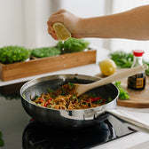 Wok met noedels op fornuis